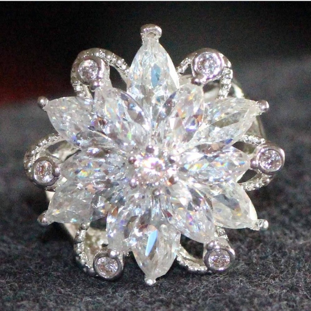 Gorgeous sparkly ring size 9